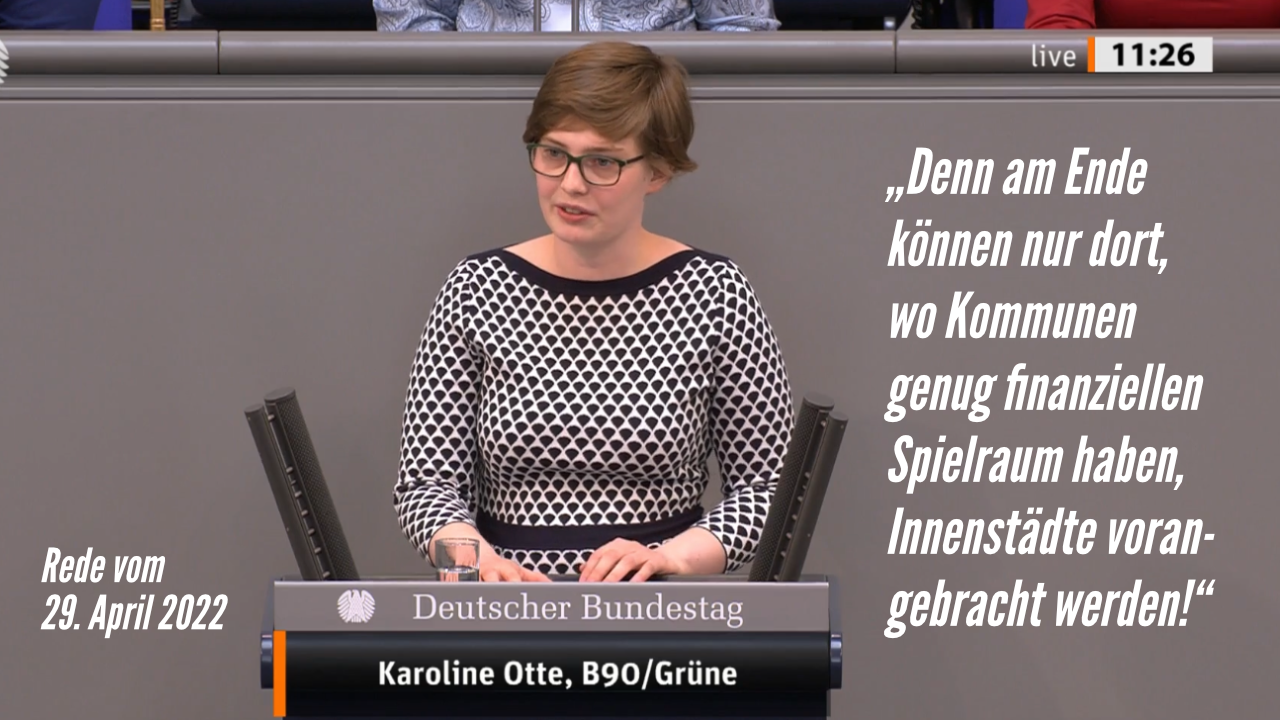 Karo am Rednerinnenpult im Bundestag
