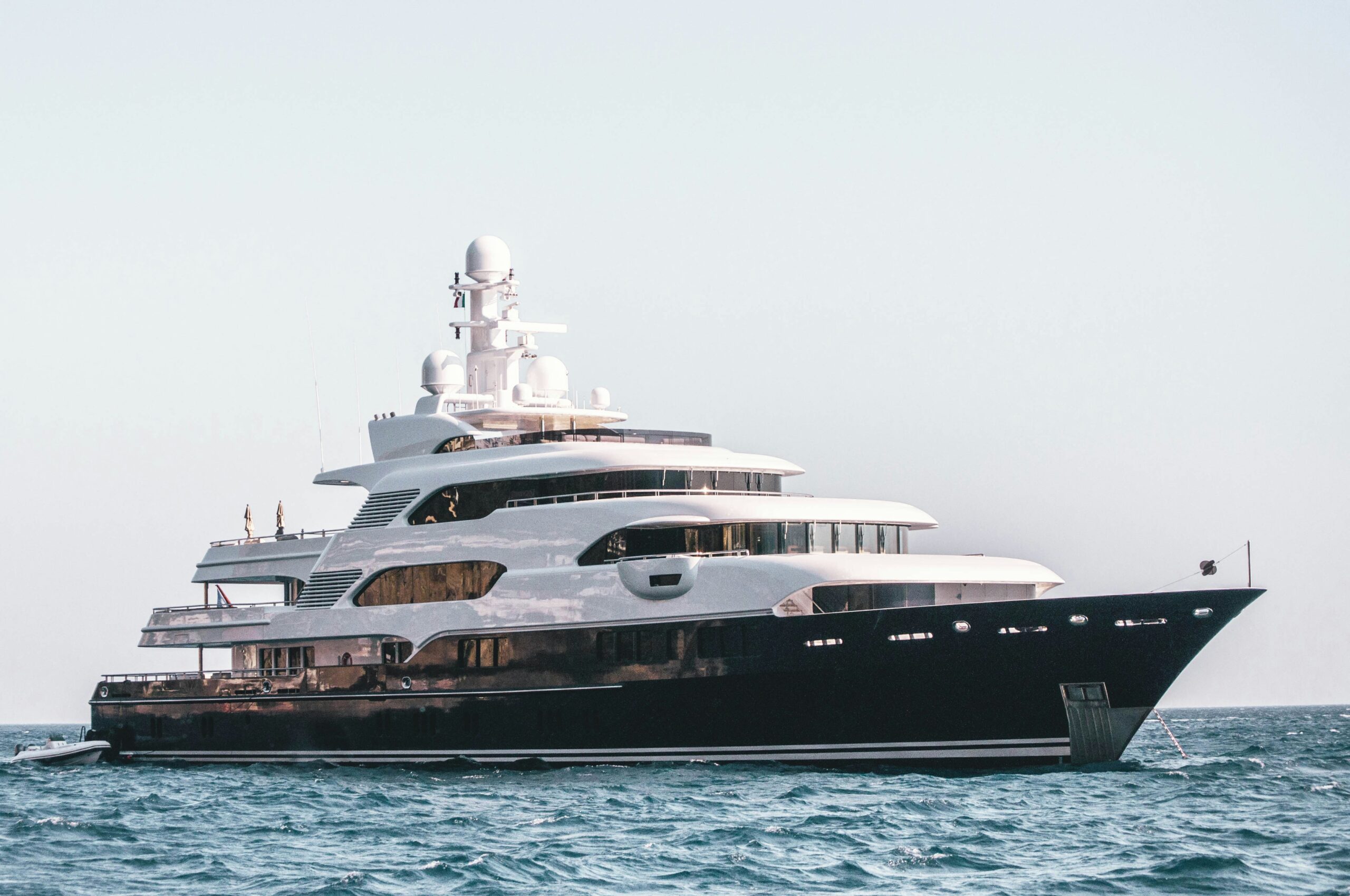 Eine Superyacht auf dem Meer